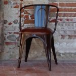 Sedia in ferro con sedile in pelle invecchiata