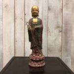 Statua di monaco in metallo